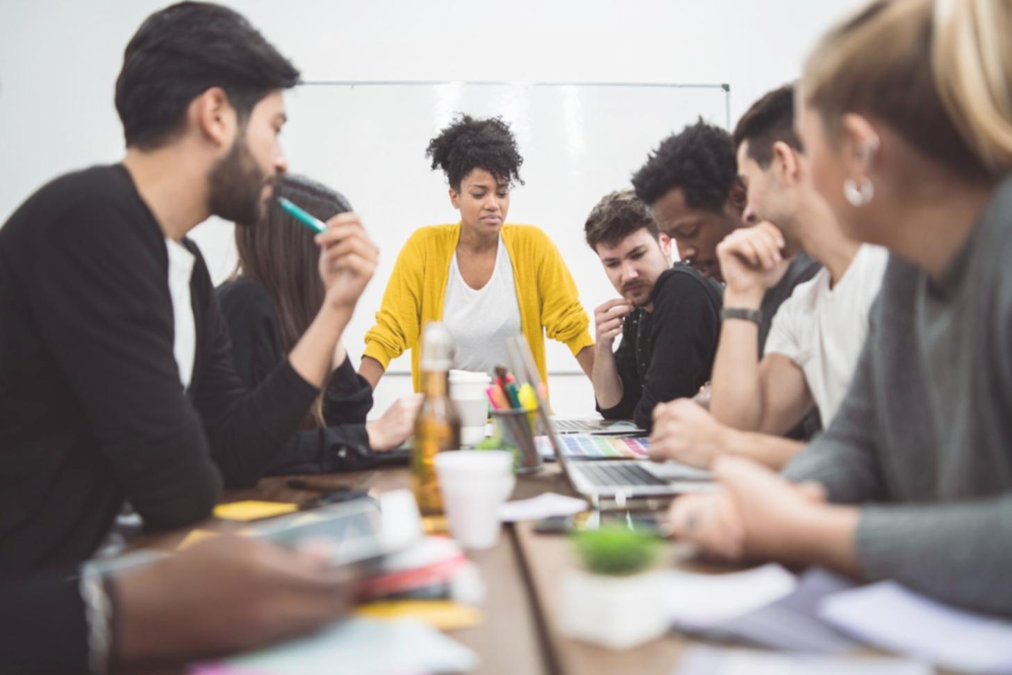 Familia empresaria revisando documentos financieros en oficina moderna