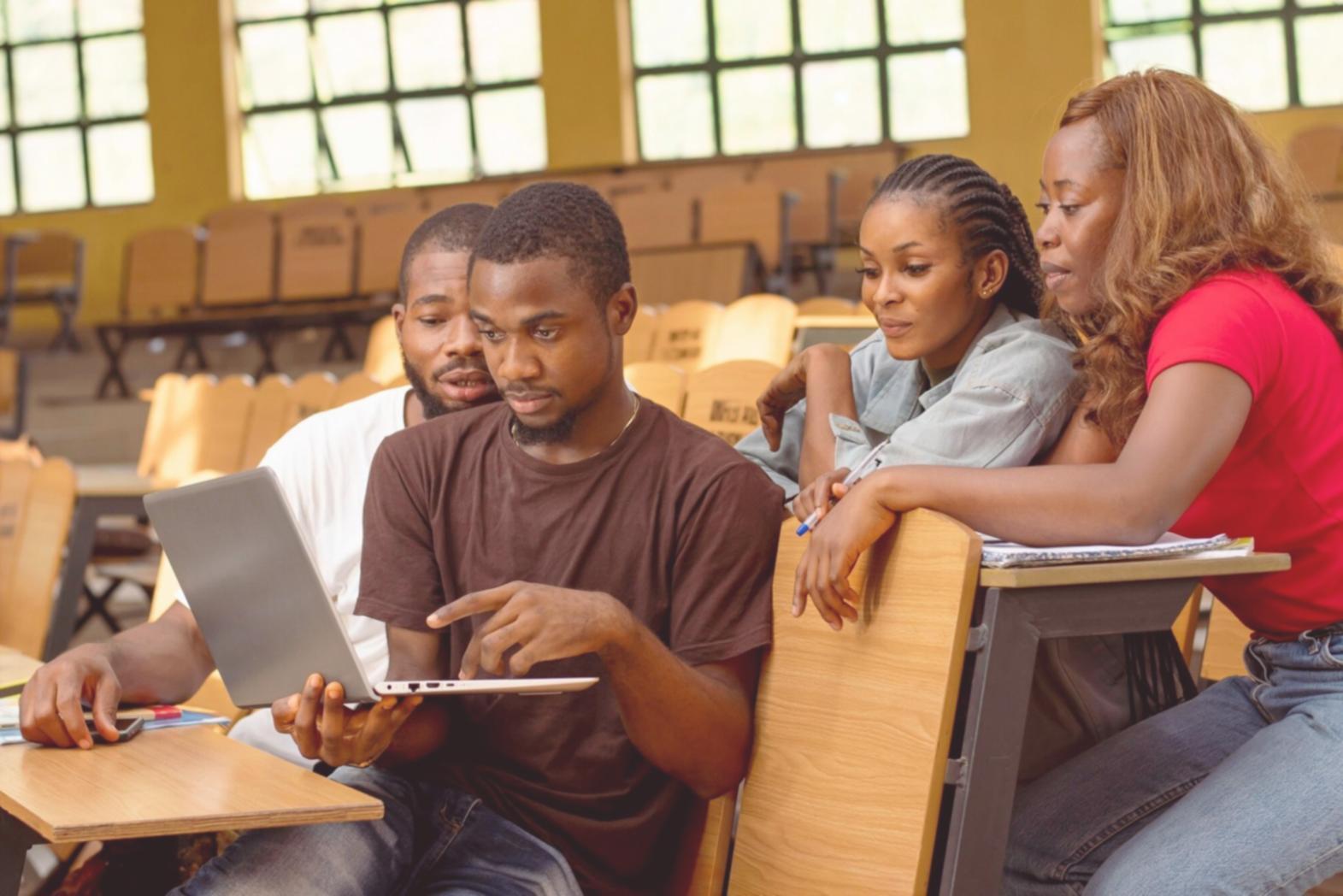 Familia trabajando en planificación financiera de su negocio