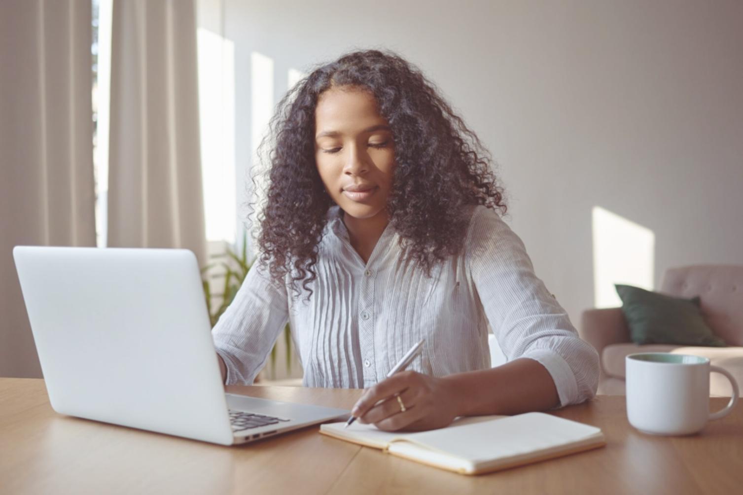 Documentos de planificación patrimonial organizados en mesa de trabajo
