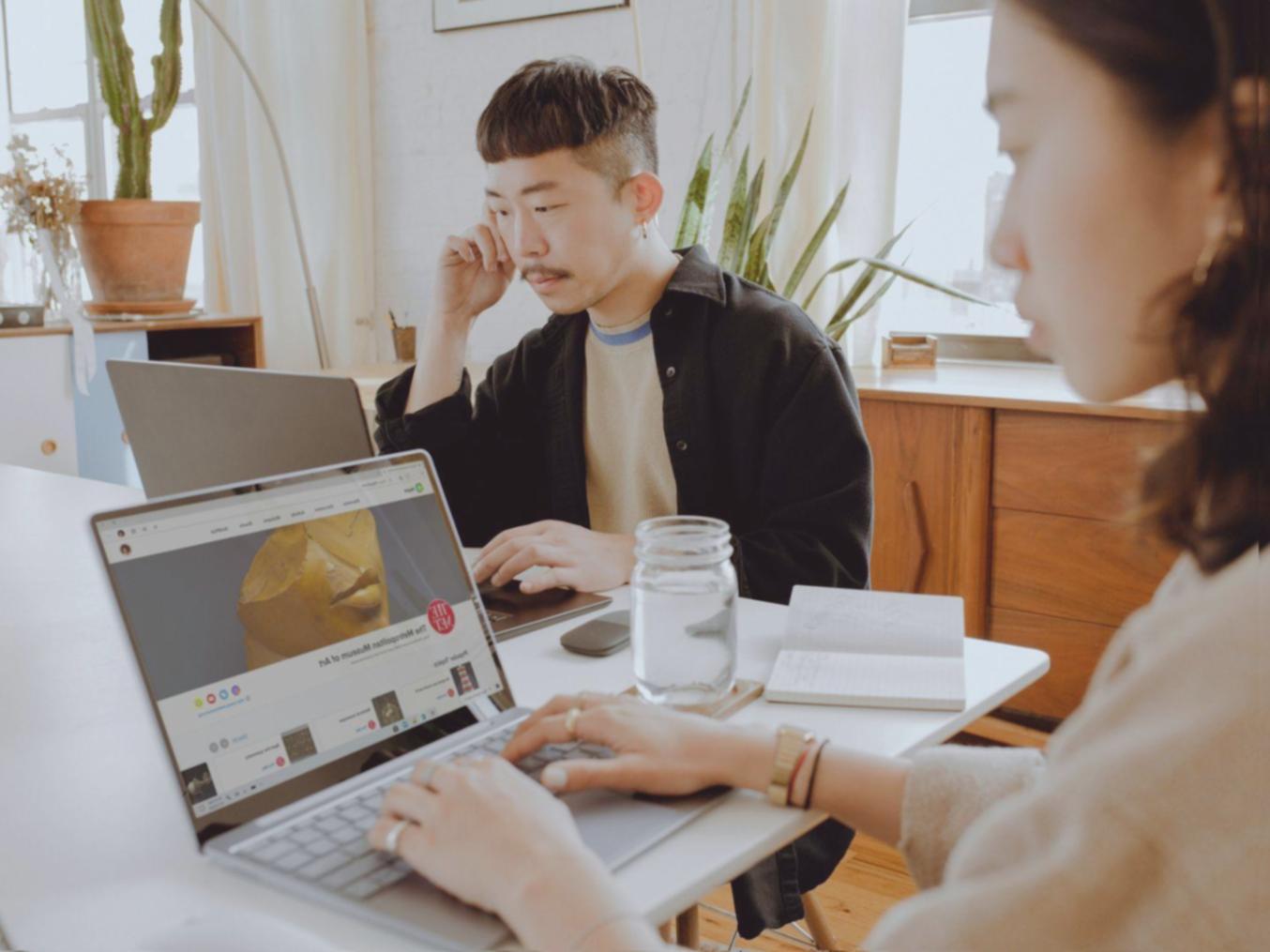 Familia revisando documentos financieros en un ambiente acogedor